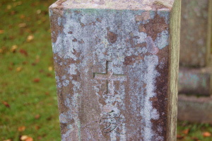 十字架の印と「愛」の文字が刻まれた旧日本陸軍下士官の墓石