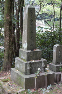 奉天の戦いで戦死した陸軍歩兵軍曹の墓石