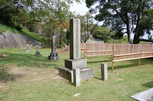 草場家の三柱の墓石が見えています＠旧大津陸軍墓地