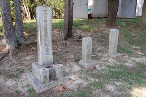 左から鎌倉少尉の墓碑、謎の墓碑、南保大尉の墓碑