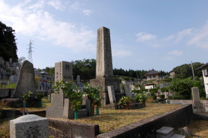 墓地の入り口で他を威圧する日露戦争戦死者の墓碑