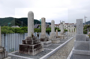 砲弾型の日露戦争戦死者の墓碑が並ぶ（マキノ町西浜共同墓地）