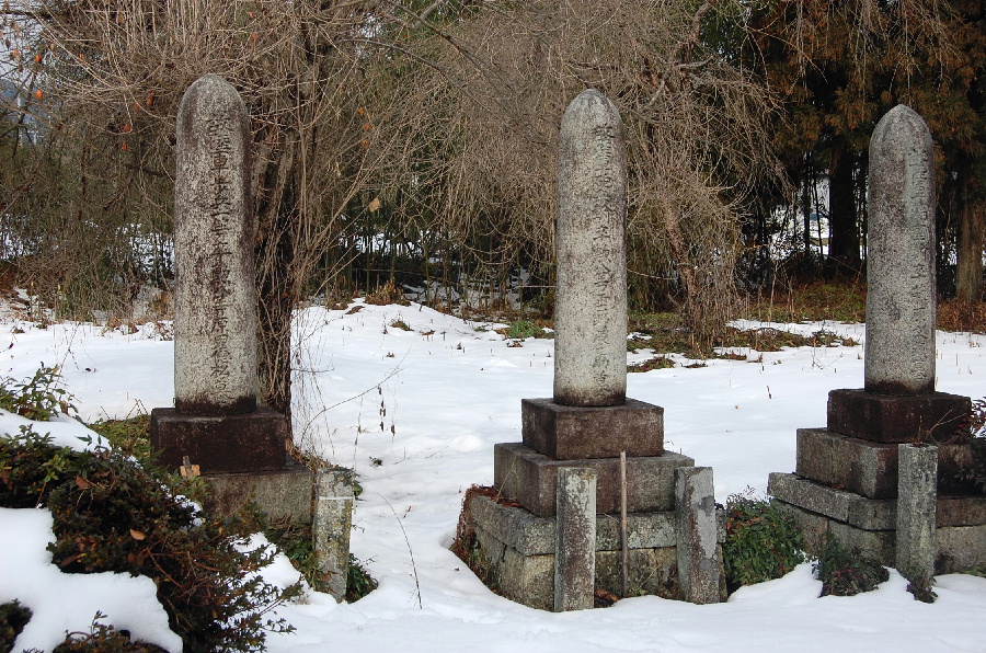 深清水の墓地には２柱の日露戦争の墓碑がある