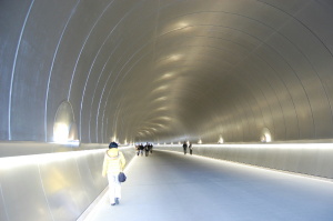 不思議なトンネルを抜けると美術館