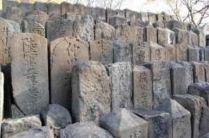 空襲により破壊された墓碑が集められた場所＠旧真田山陸軍墓地