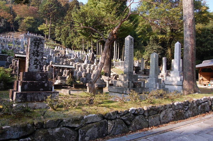 日露戦争の戦病死者：左から石倉作之丞、伊原三蔵、仁賀六左衛門の墓碑