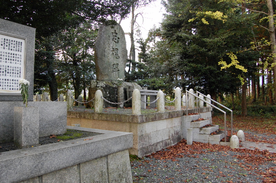 川上村の忠魂碑、左隣に「旌表塔（せいひょうとう）」
