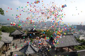 原爆慰霊祭で大空に放たれた色風船