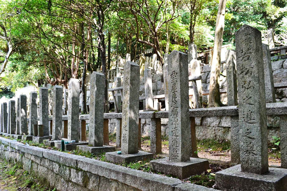 諸藩の志士たちの墓碑が並ぶ