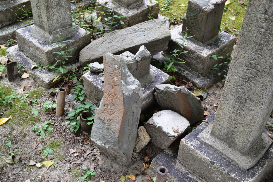 倒壊した墓碑