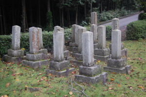 旧大津陸軍墓地Ｂブロック。背の高い墓石が特務曹長の墓石。