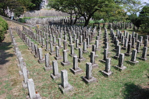 大津陸軍墓地：手前が台湾征服戦争（１８９５年）での戦死者の墓地