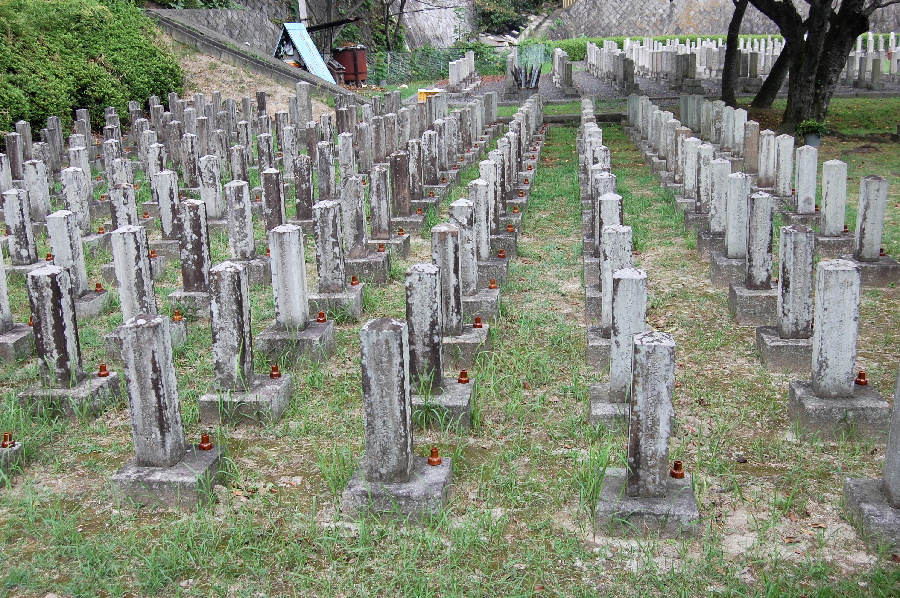 旧大津陸軍墓地Ｅブロック。右側面を正面にして撮影。