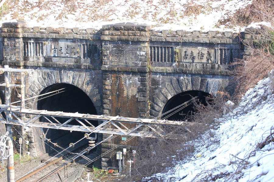 逢坂山トンネル西口の二つの洞門と石額