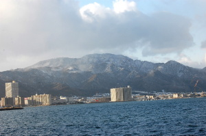２４日の比叡山。雪が見えますね。