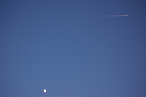 月と飛行機が見えますか？