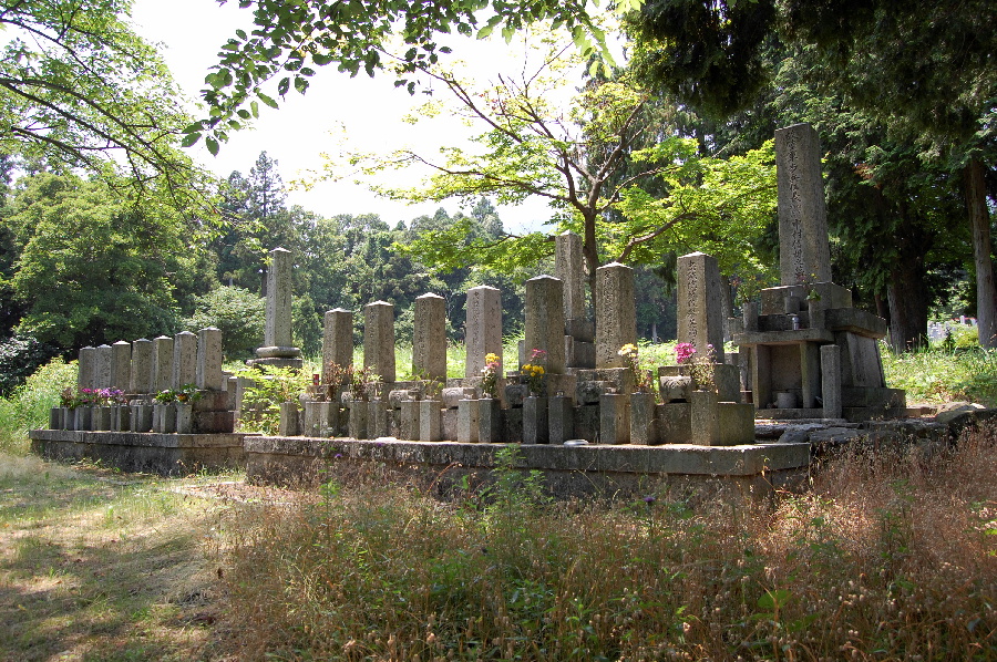 木戸共同墓地の入り口にならぶ戦死者の墓碑群