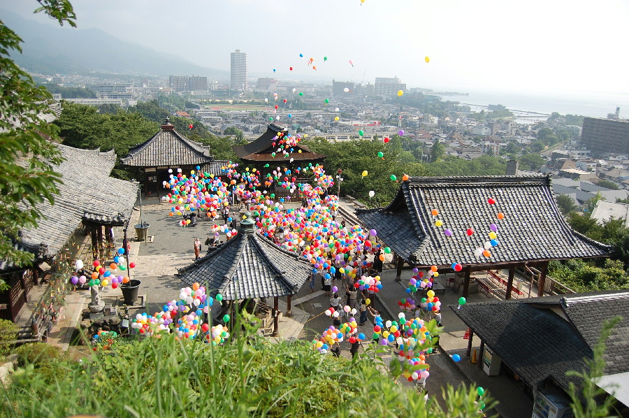 三井寺での原爆慰霊法要で風船を放つ