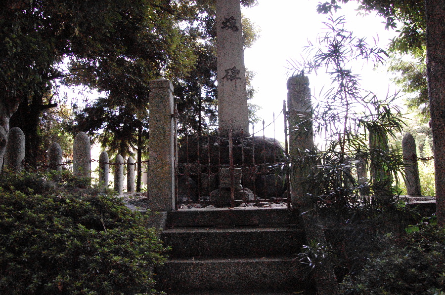 和迩中の天皇神社の忠魂碑の台座の回りには砲弾型の支柱があります