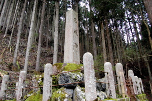 朽木村の忠魂碑の柵の柱はすこし丸めです
