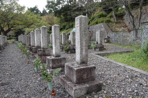 手前がＫ１０２の墓碑。次の列からは並ぶ墓碑数が減ります。