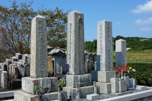 法名が正面に刻まれた日露戦争戦没者の墓碑（一番左）