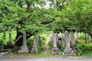 海津墓地の二柱の砲弾型墓碑