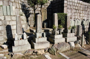 日露戦争ン墓碑が4柱並んでいる