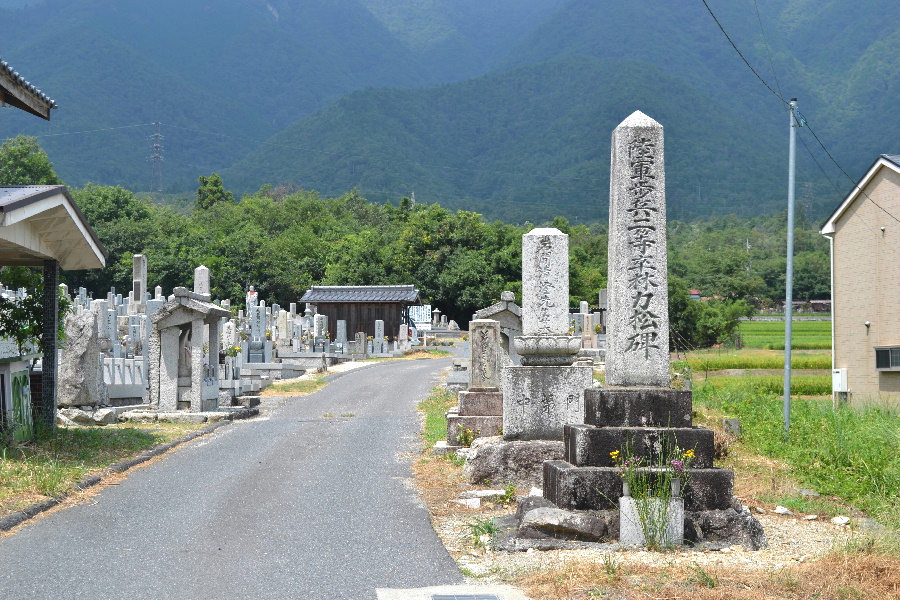 入り口に日清戦争の墓碑が建つ南小松墓地