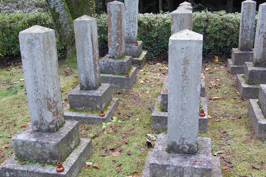 柳樹屯で死亡した陸軍歩兵一等軍曹元武勇の墓碑がある下士官の墓地